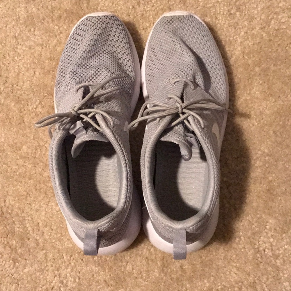 worn once! Nike roshes